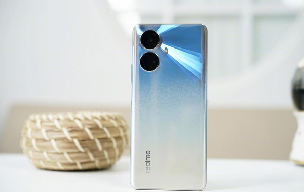 Điện thoại Realme 10 Pro Plus: Sự lựa chọn hoàn hảo cho những người yêu thích chụp ảnh và xem phim