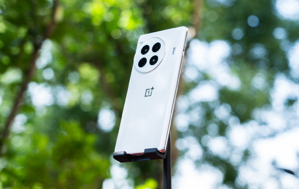 Ảnh thực tế OnePlus Ace 3 Pro: Smartphone gaming cấu hình mạnh mẽ, pin khủng, giá hấp dẫn