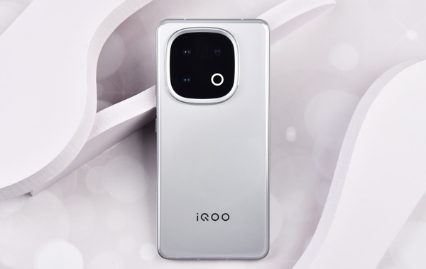 iQOO 13 ra mắt: Smartphone Snapdragon 8 Elite giá rẻ nhất, màn hình 2K 144Hz, pin "khủng", chống nước IP69