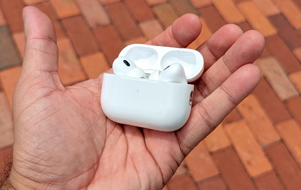 AirPods tương lai: Không chỉ nghe nhạc, còn có thể "nhìn" và "hiểu" bạn?