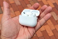 AirPods tương lai: Không chỉ nghe nhạc, còn có thể 