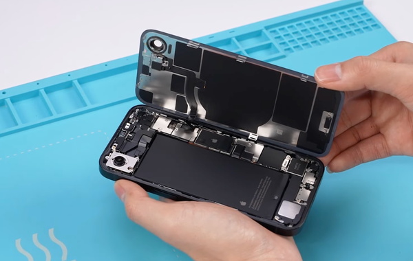 Giải mã iPhone 16e: Vì sao viên pin lại bền bỉ đến vậy?