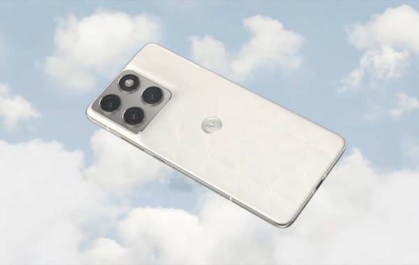 Phiên bản Swarovski của motorola Edge 70 gây ấn tượng thị giác