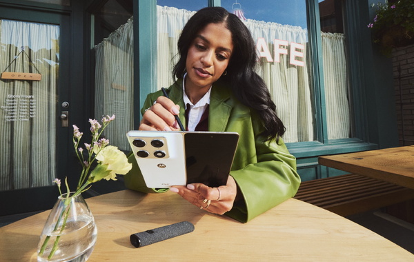 motorola gây chú ý với điện thoại gập kiểu mới tại CES 2026