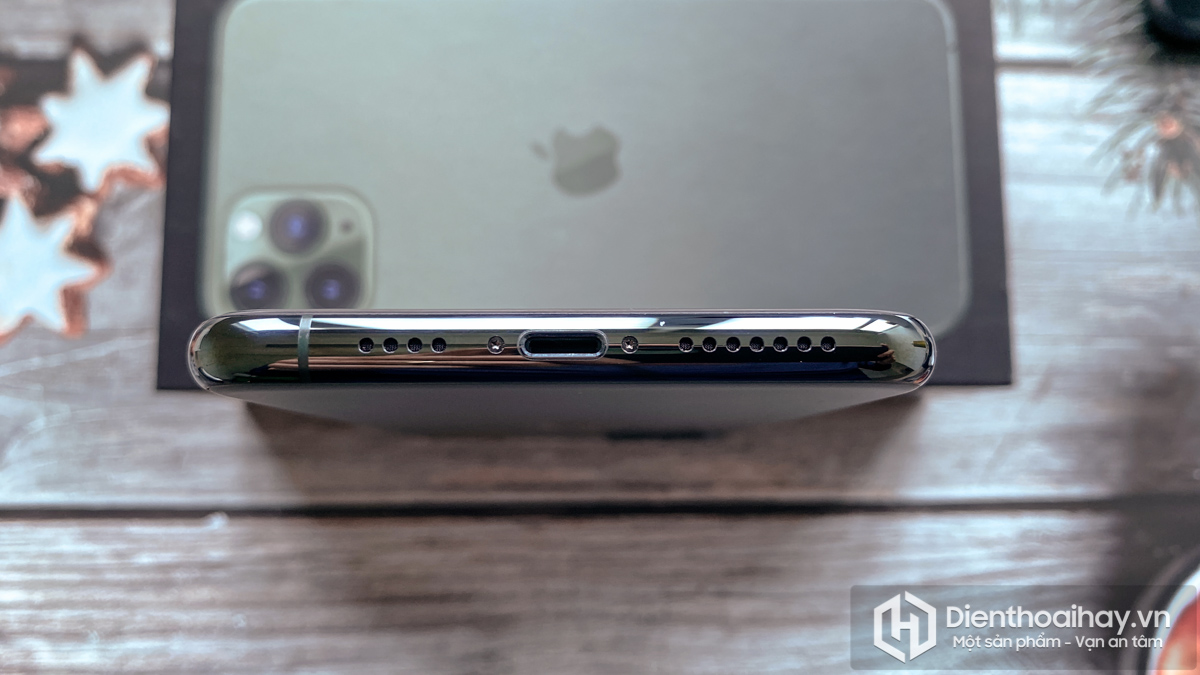 Cụm sạc và loa mic trên iPhone 11 Pro Max cân đối