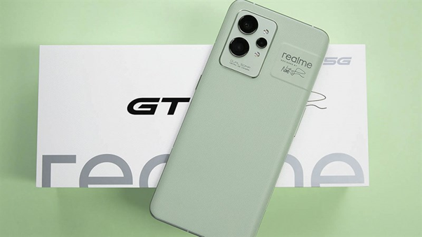Realme GT 2 với thiết kế trẻ trung, cụm camera độc đáo.