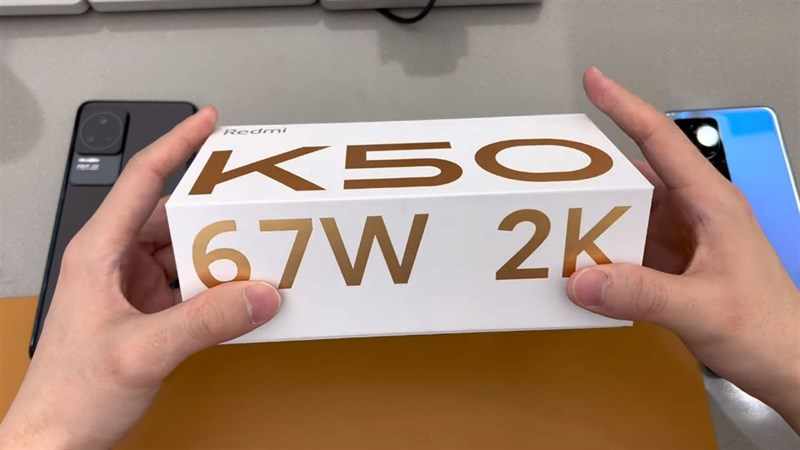 Phần hộp của K50 với dòng chữ vàng nổi bật