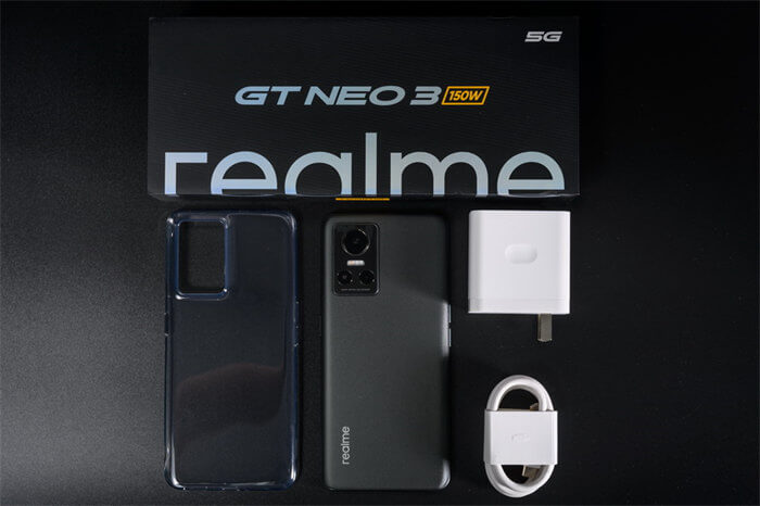 Hộp phụ kiện đầy đủ trên Realme GT Neo 3 phiên bản sạc 150W.